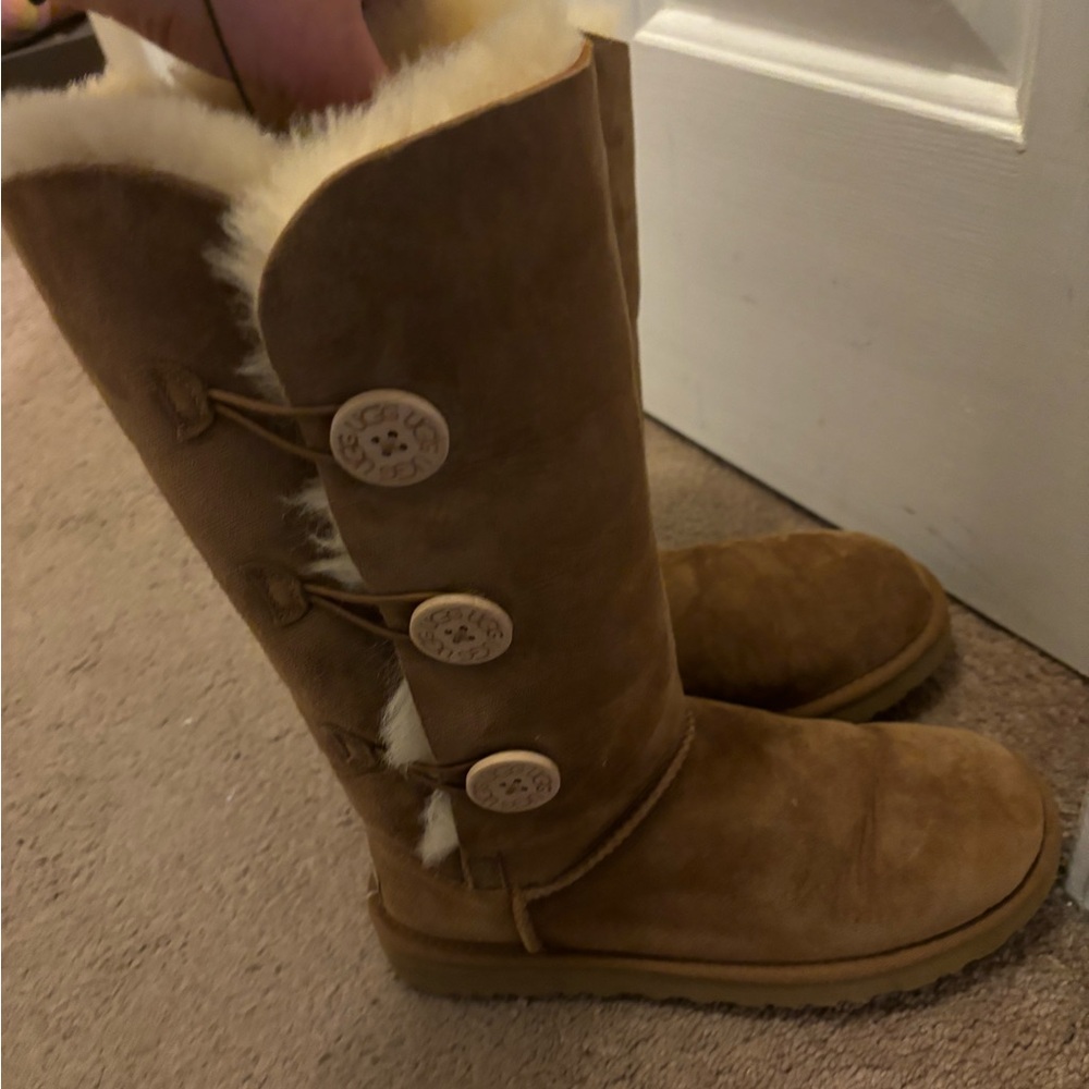 Used Bailey button UGGS - Picture 2 of 5